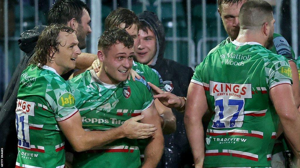 Leicester Tigers' players celebrate their narrow win over Bath in the Premiership