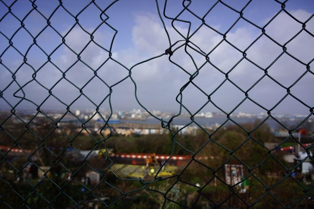 "Ry'n ni bob amser yn ceisio dod o hyd i bersbectif gwahanol ar olygfa gyfarwydd. Trwy'r ffens mi welwch chi Fae Caerdydd"