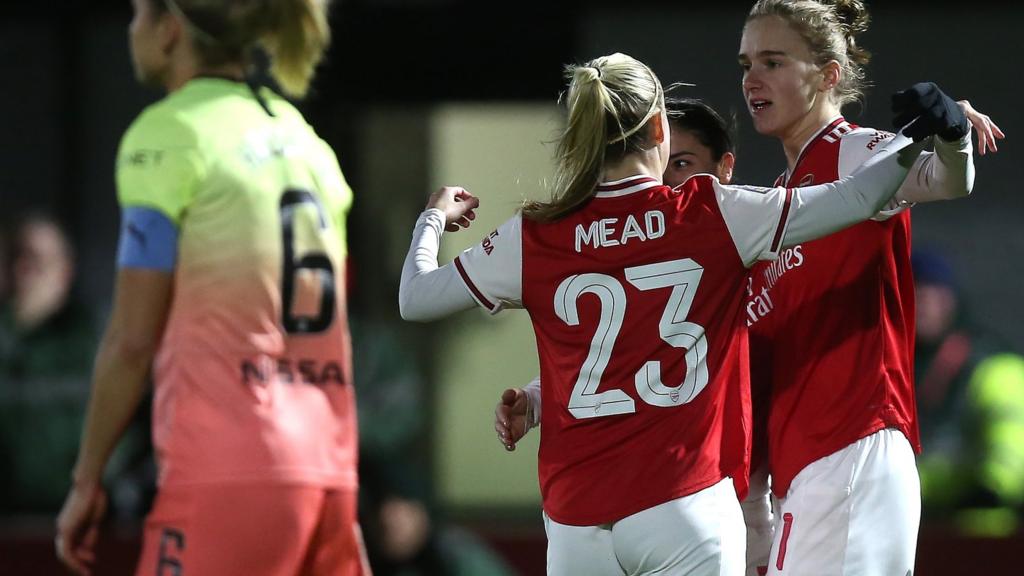 Vivianne Miedema (right)