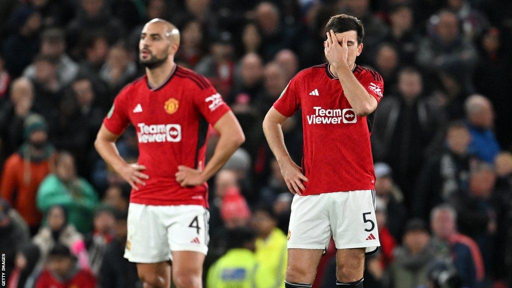 Manchester United players look dejected