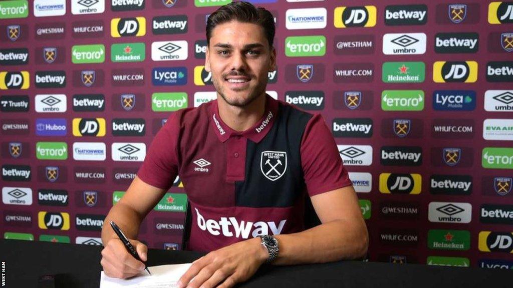 Konstantinos Mavropanos signing his contract