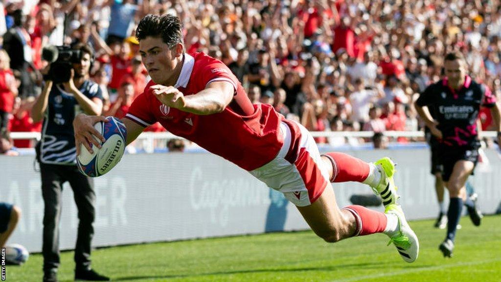 Louis Rees-Zammit in action for Wales