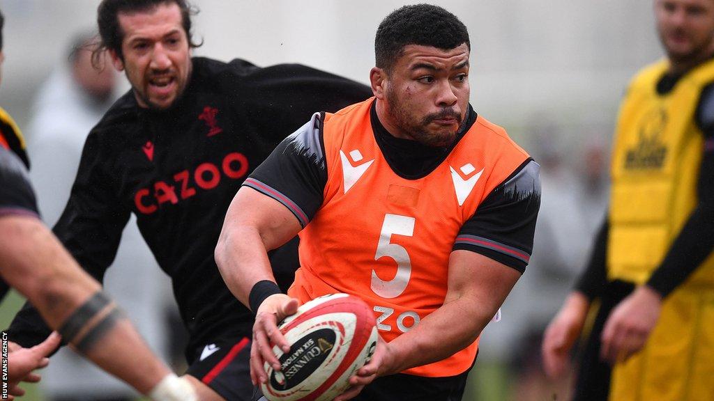 Leon Brown in Wales 2023 Six Nations training with Justin Tipuric (L) and Dan Biggar (R) in the background