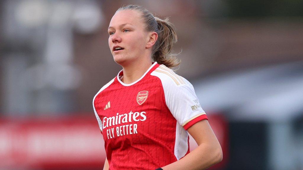 Frida Maanum playing for Arsenal