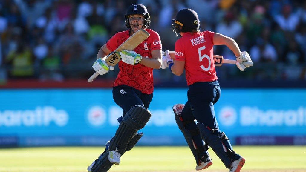 England's Nat Sciver-Brunt and Heather Knight running between the wicket