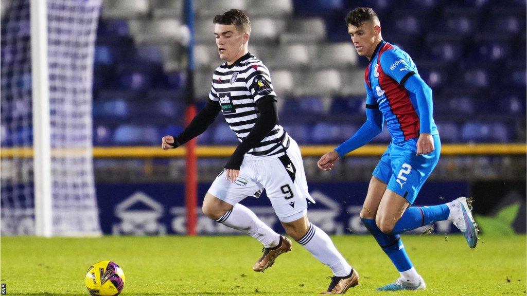 Euan Henderson playing for Queen's Park against Inverness Caledonian Thistle