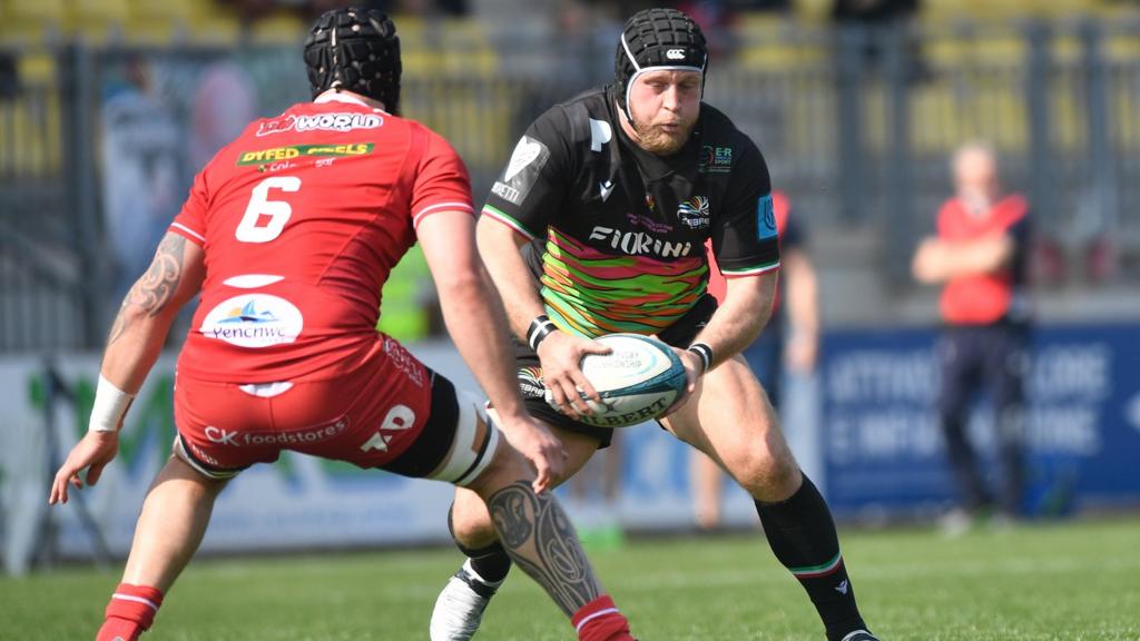 Luca Bigi of Zebre takes on Blade Thomson