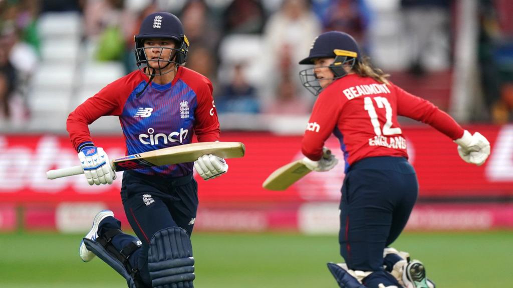 England's Danni Wyatt and Tammy Beaumont