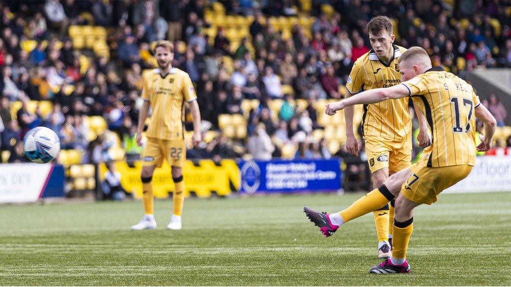 Stephen Kelly curls in a sumptuous free-kick from 25 yards out