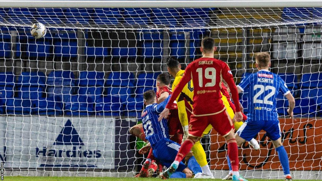 St Johnstone's David Keltjens scores to make it 1-1 during a cinch Premiership match between St Johnstone and Aberdeen at McDiarmid Park