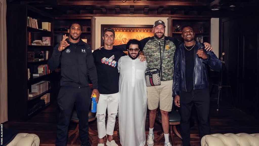 Anthony Joshua, Cristiano Ronaldo, Turki Alalshikh, Tyson Fury and Francis Ngannou pose for a picture