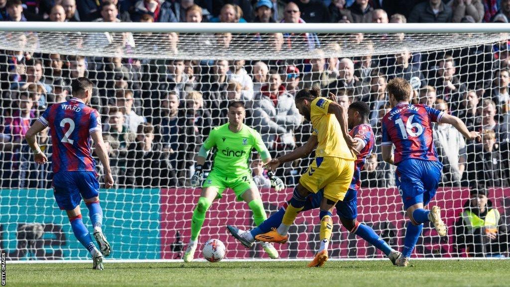 Dominic Calvert-Lewin fires narrowly wide after a neat turn and shot from Alex Iwobi's pass