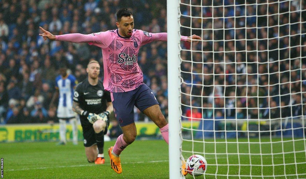 Dwight McNeil scores Everton's fourth goal