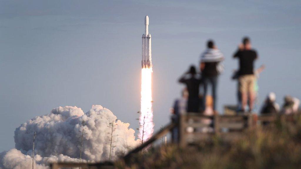 People-watch-SpaceX-launch.