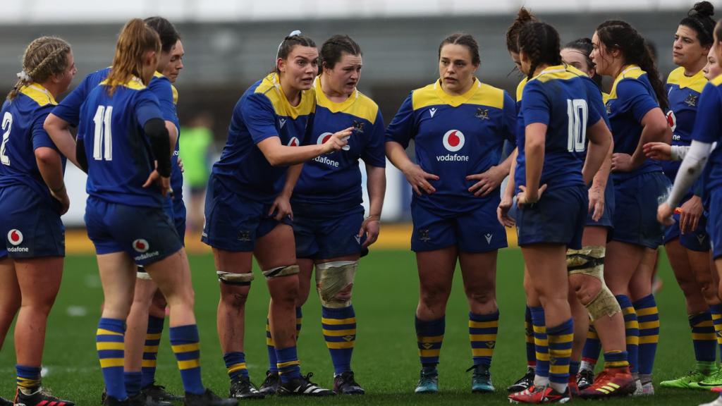 Bryonie King of Gwalia Lightning speaks to her team