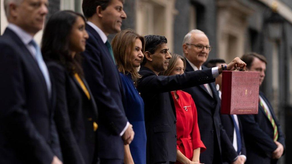 Rishi Sunak a thim y Trysolrys o flaen 11 Downing Street gyda'r focs goch