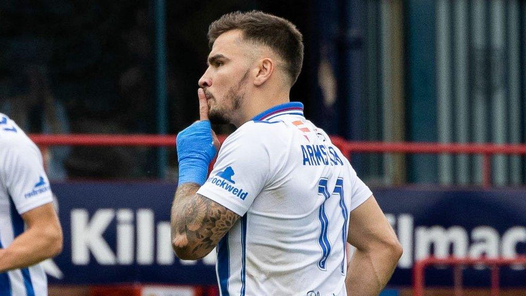Danny Armstrong shushes the Dundee crowd