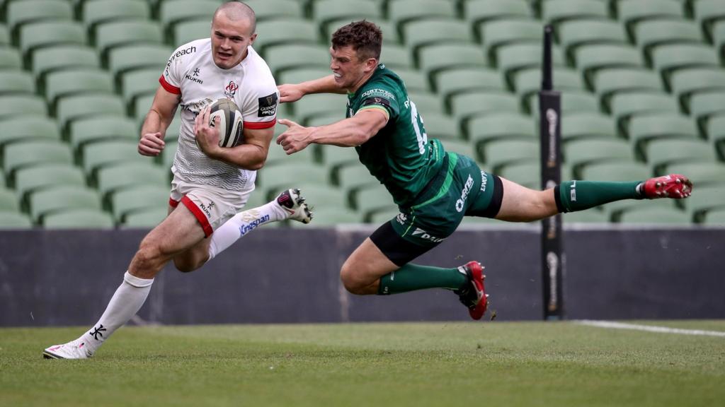 Jacob Stockdale bursts past Connacht's Tom Farrell in last season's Pro14 contest at Aviva Stadium