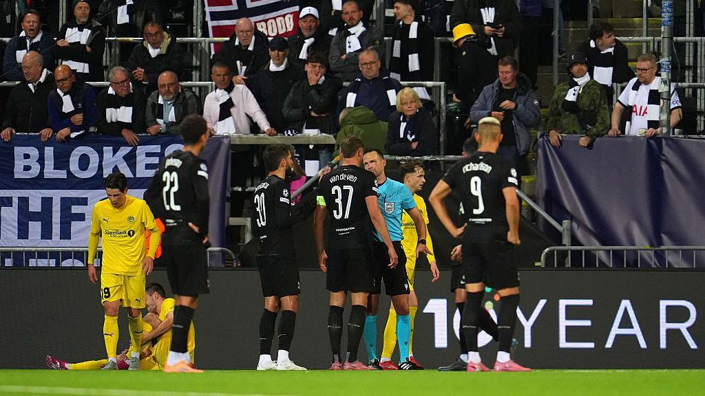 Micky van de Ven confronts the referee during the draw against Bodo/Glimt