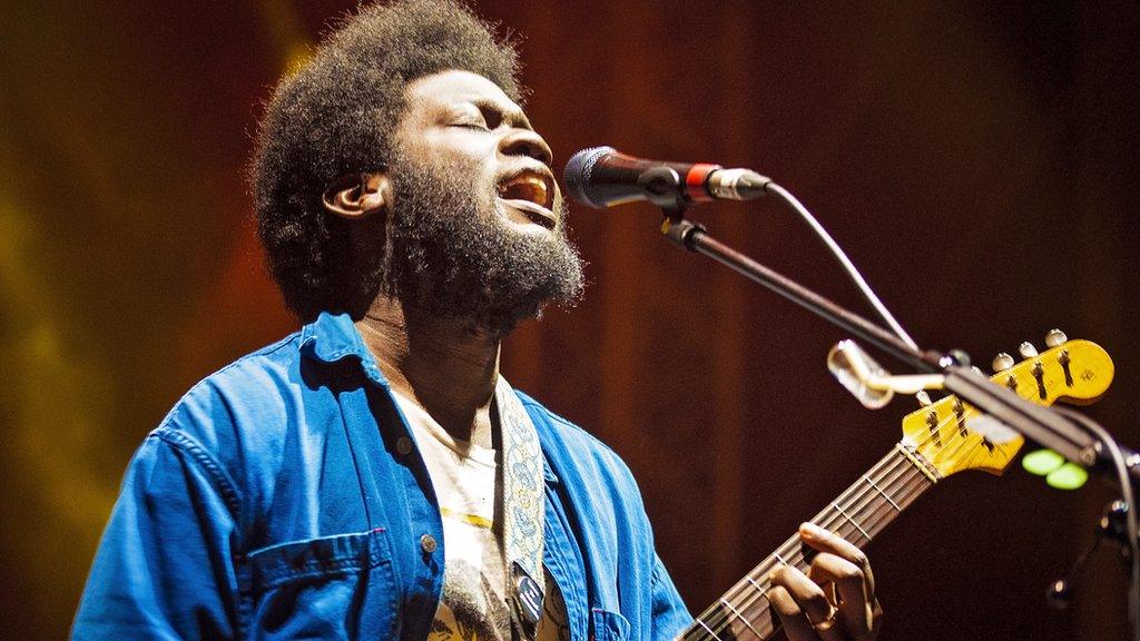 Michael Kiwanuka yn perfformio