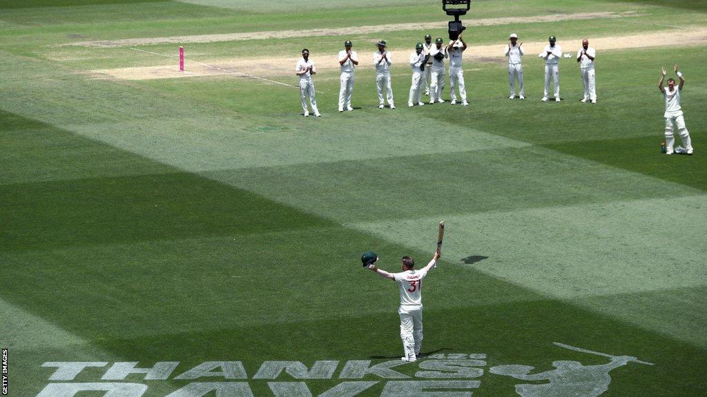 Pakistan players applaud David Warner off the pitch in Sydney after his final Test innings