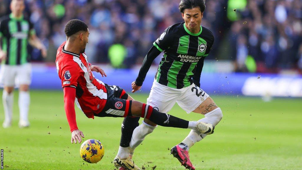 Sheffield United's Mason Holgate fouls Kaoru Mitoma