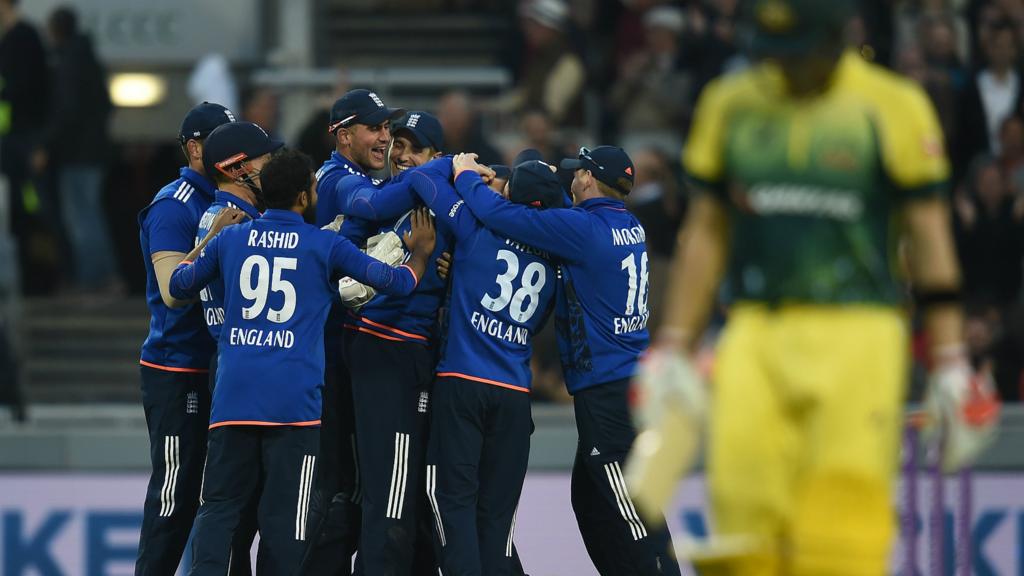 England players celebrate the wicket of Steve Smith