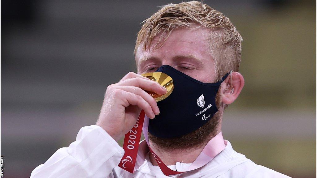 Chris Skelley holds his Tokyo Paralympic gold medal