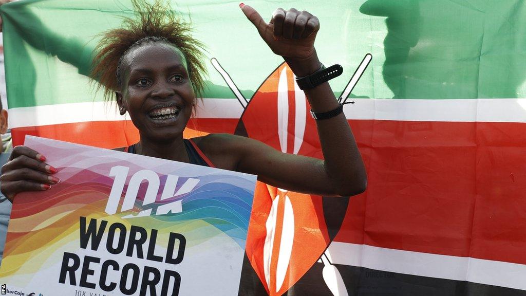 Agnes Ngetich holds up a sign that reads '10k world record'