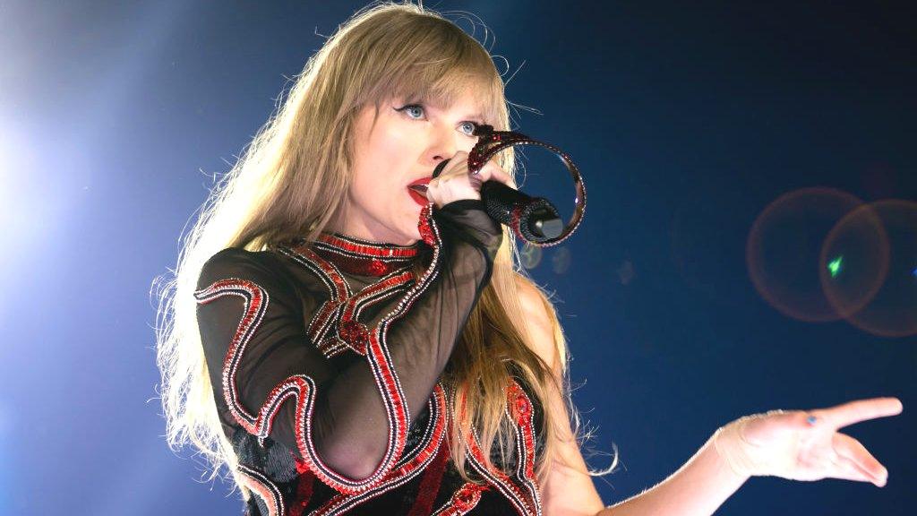 Taylor Swift performing live