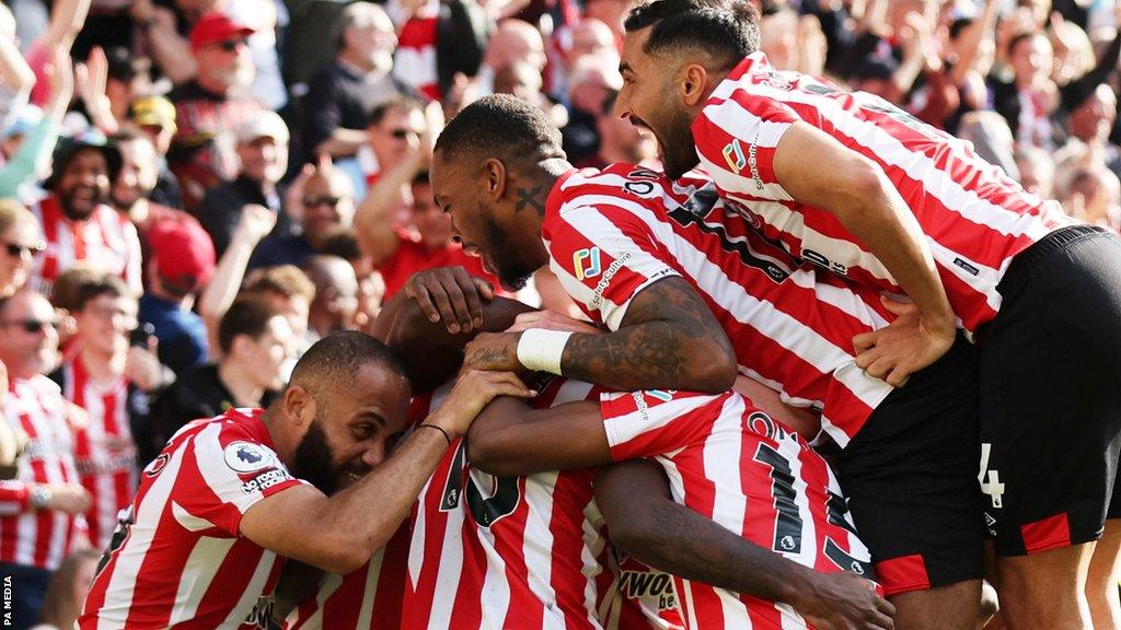 Brentford players celebrate their late winner against Nottingham Forest