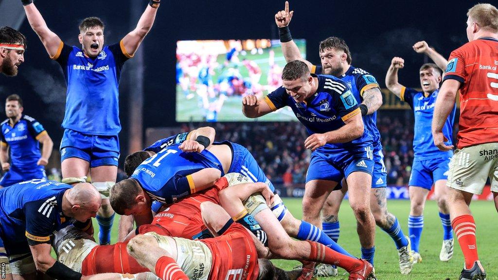 Leinster celebrate Dan Sheehan's try