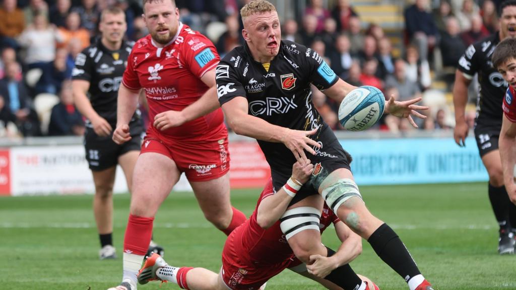 Ben Fry gets a pass away for Dragons against Scarlets