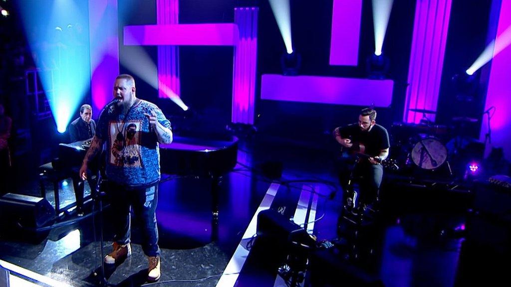 Rag 'N' Bone Man plays on Jools Holland's TV show