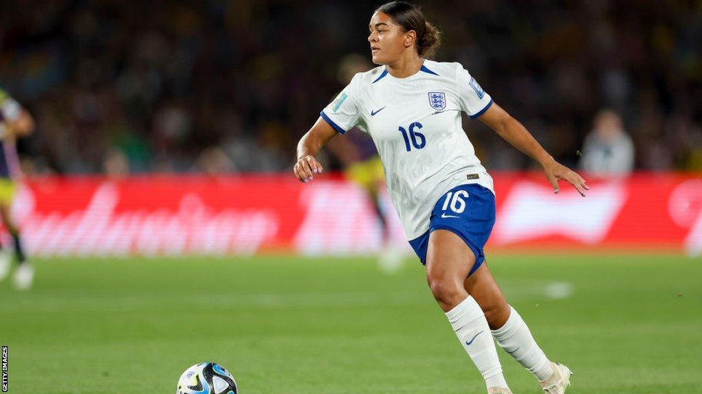 Jess Carter playing against Colombia in the Women's World Cup quarter-finals