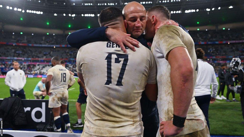 Steve Borthwick consoles players Ellis Genge and Freddie Steward