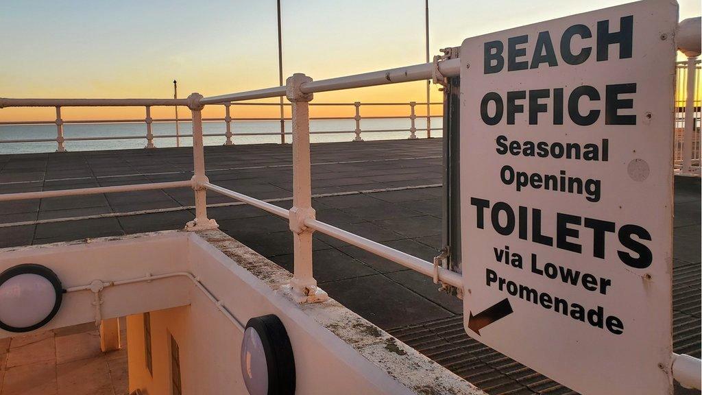 'Beach office seasonal openings, toilets via lower promenade'