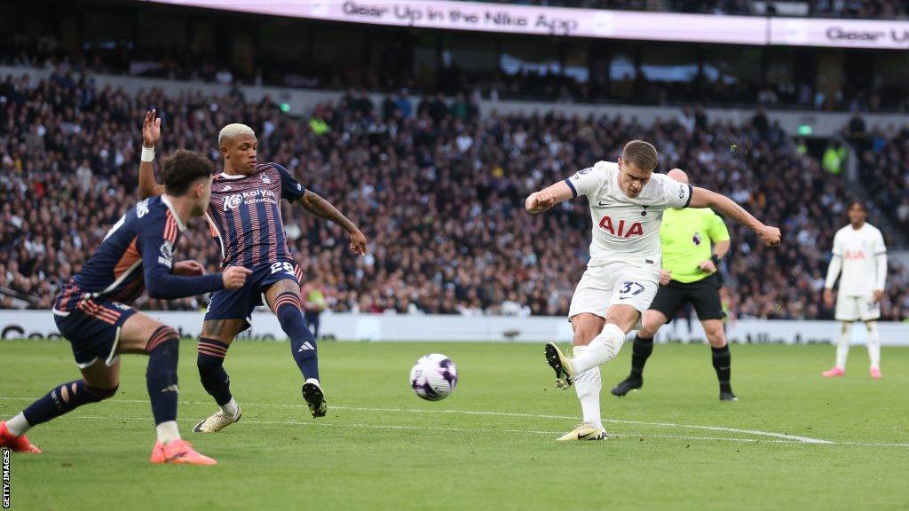 Micky van de Ven scores for Tottenham