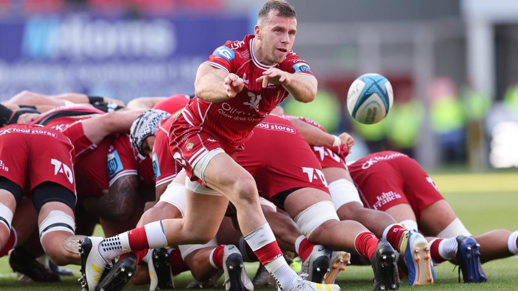 Gareth Davies fires out a pass