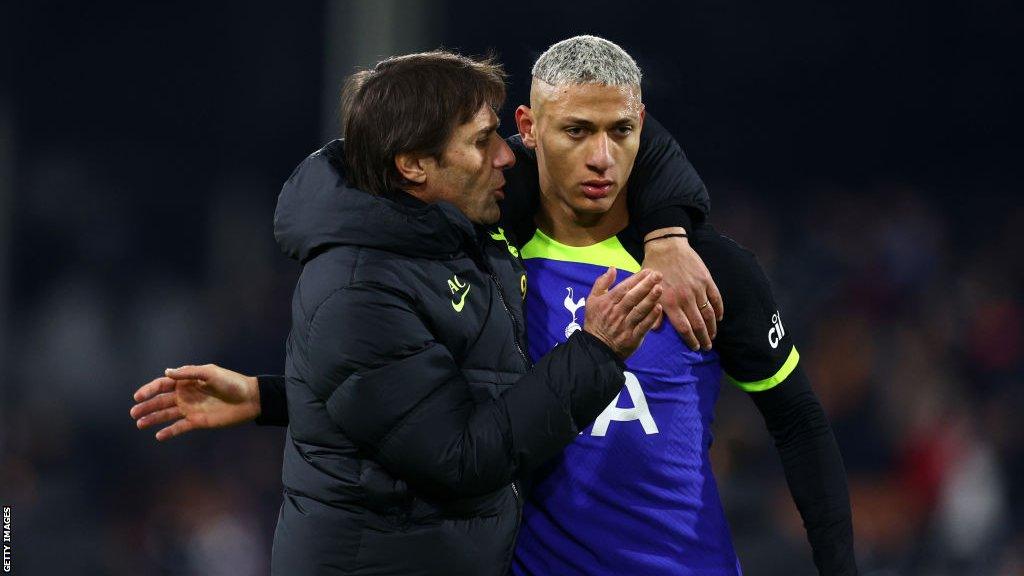 Antonio Conte puts his arm around Richarlison