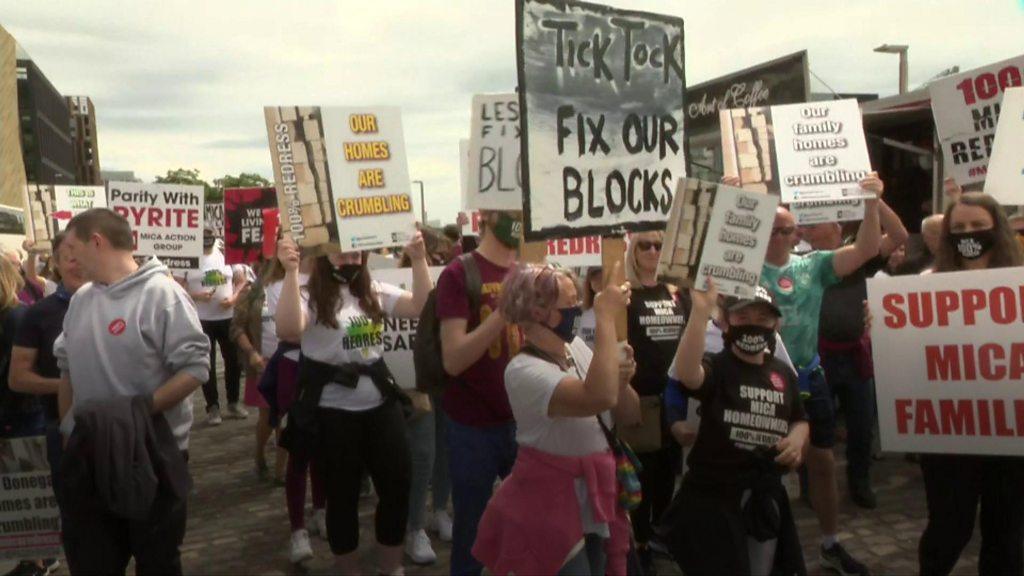 Protesters in Dublin march over mica-damaged homes