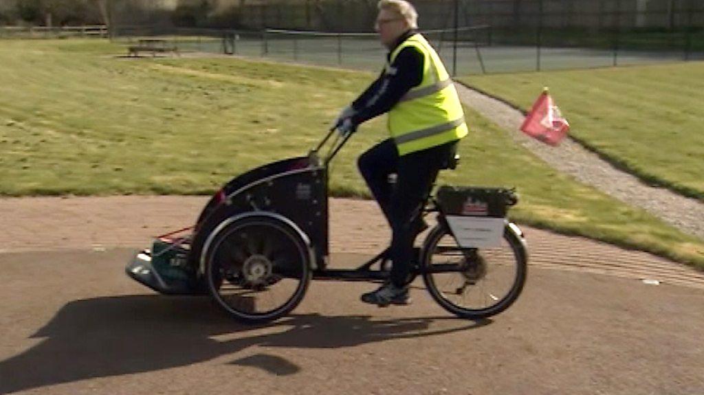 Volunteer rickshaw riders are bringing a "smile" to people self-isolating by dropping off supplies.