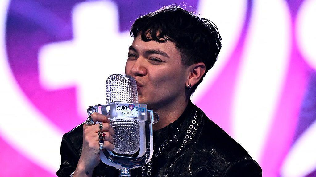 JJ celebrating with the Eurovision Song Contest trophy after winning it in 2025.