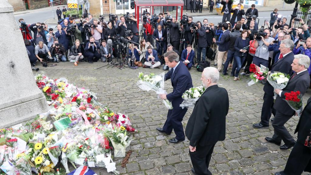 Cameron places floral tribute