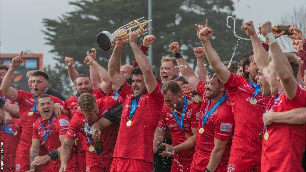 Jersey Reds lift Championship trophy