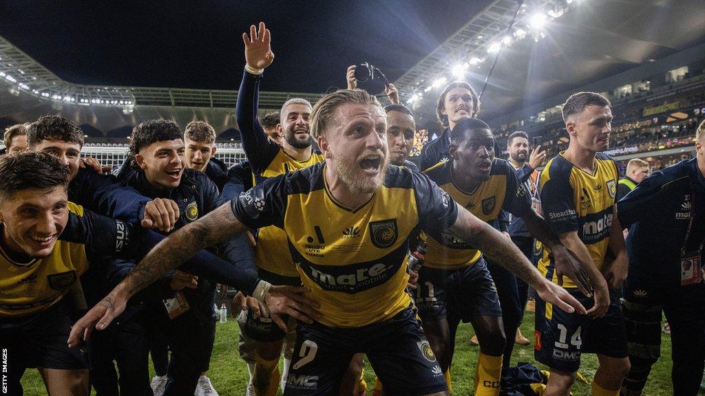 Jason Cummings celebrates with Central Coast Mariners