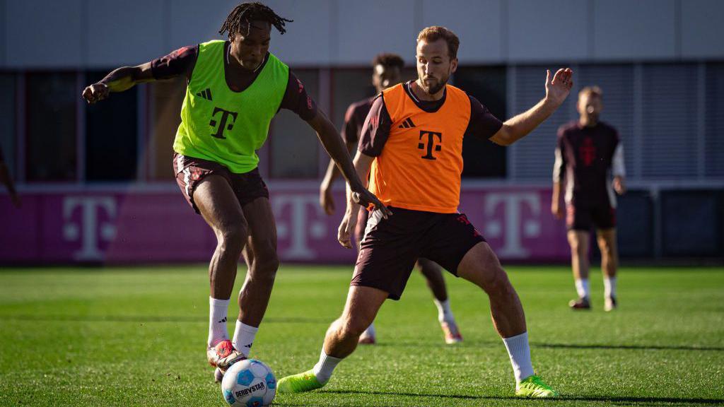 Mathys Tel and Harry Kane in training