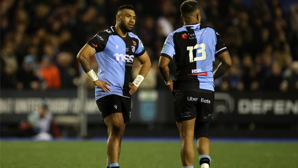 Cardiff's Willis Halaholo (L) and Rey Lee-lo discuss tactics during a break in play