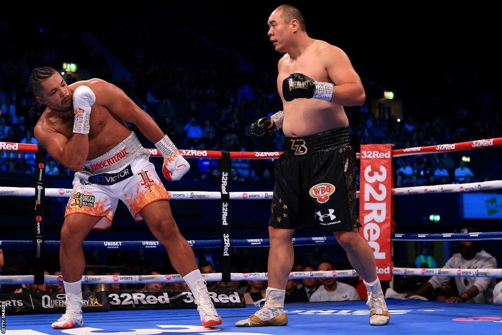 Joe Joyce (left) ducks away from Zhilei Zhang (right)