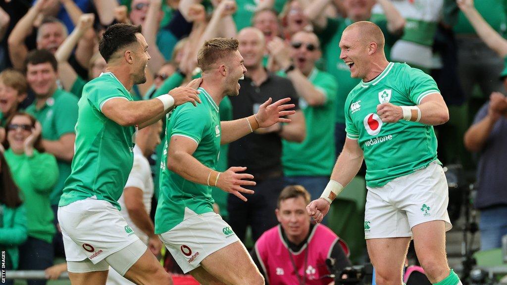 The Ireland players celebrate Keith Earls' try